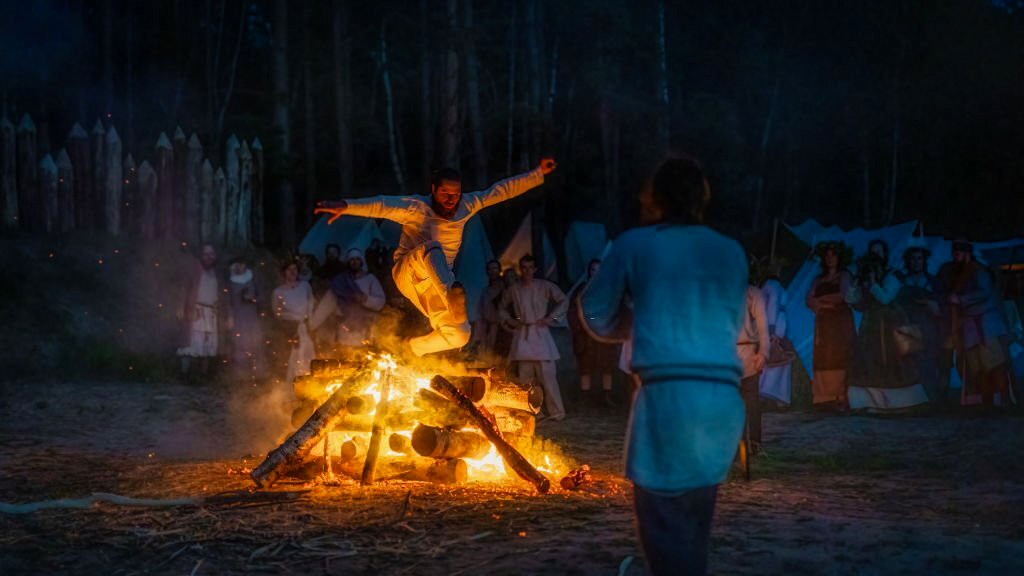Hıdrellez kutlamalarında ateşin üstünden atlayan adam